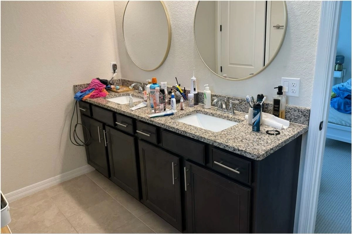 Discolored bathroom tiles before professional cleaning in Espoo