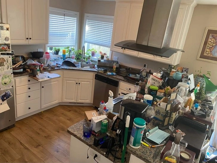 Cluttered kitchen with grease stains before Espoo house cleaning service