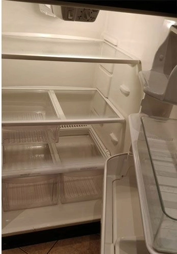 Puhdas järjestetty jääkaappi kotisiivouksen jälkeen Vantaalla